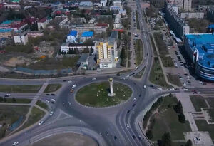 А стела всё-таки просела
