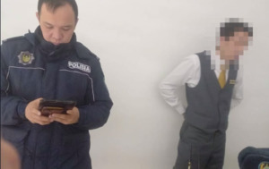 Мужчина оштрафован за рекламу автокредитов в форме полицейского в области Абай