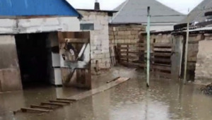Дворы и улицы затопило из-за осадков в Мангистауской области