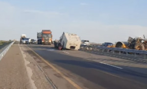 Водитель эвакуатора погиб в ДТП на трассе в Карагандинской области
