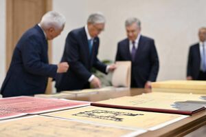 Мирзиёев передал Токаеву уникальные архивы