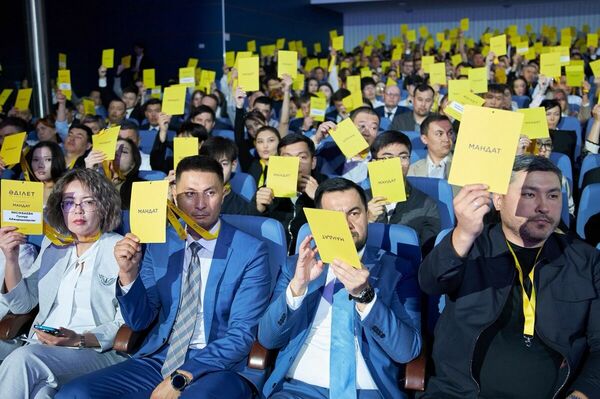 Мы говорим “Әділет”, подразумеваем - Amanat. И наоборот