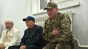 Косанов навестил семьи погибших на Каспии солдат