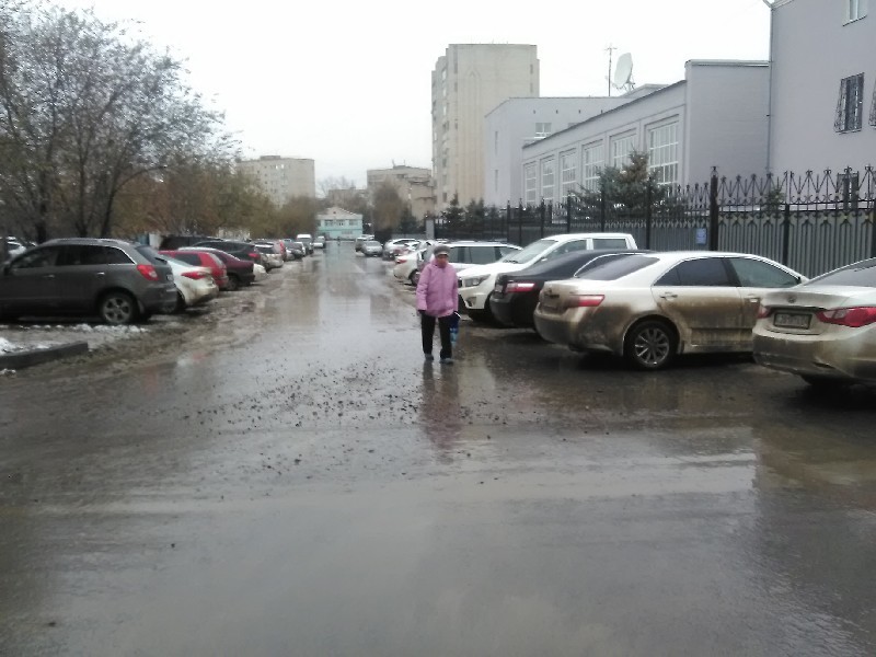 Забор актюбинского ДКНБ обшит профлистом.