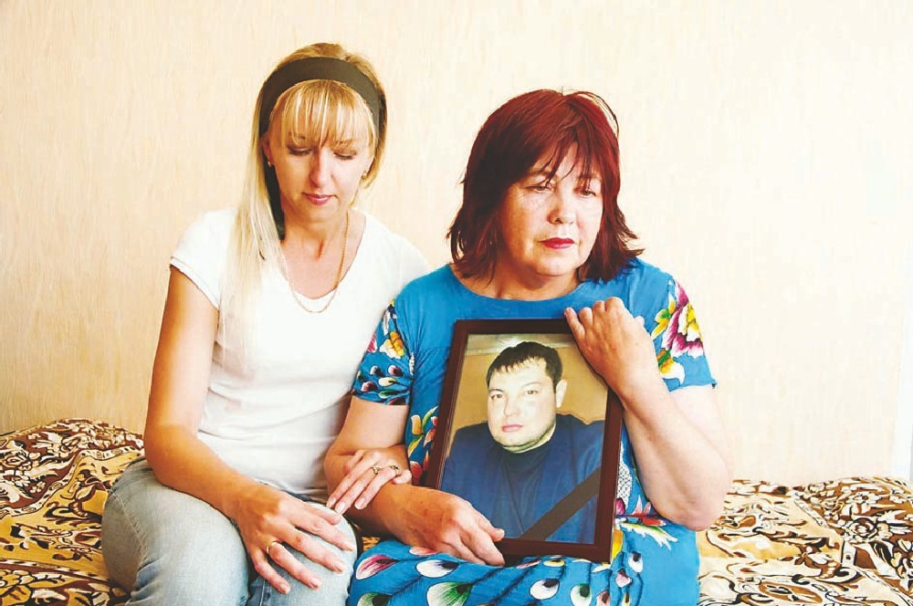 Супруга Алена и мать Елена Яковенко не могут смириться с гибелью Дмитрия.