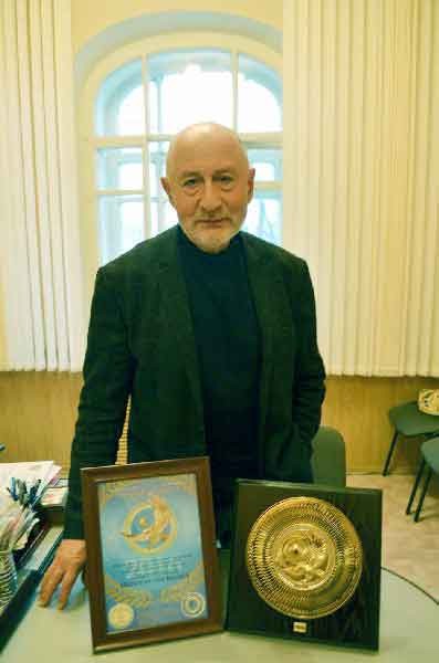 Павел БРЫЖАХИН с медалью “Лидер отрасли”.