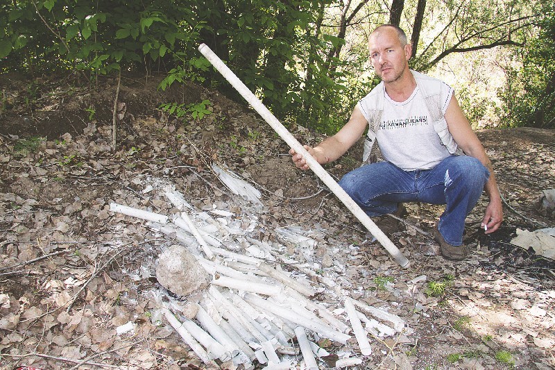 Алексей ШУСТОВ не сомневается, что эти лампы выбрасывают втихаря не частники, а какая-то компания.