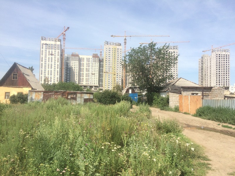 Дачи вблизи Астанинского аэропорта доживают свои последние дни.
