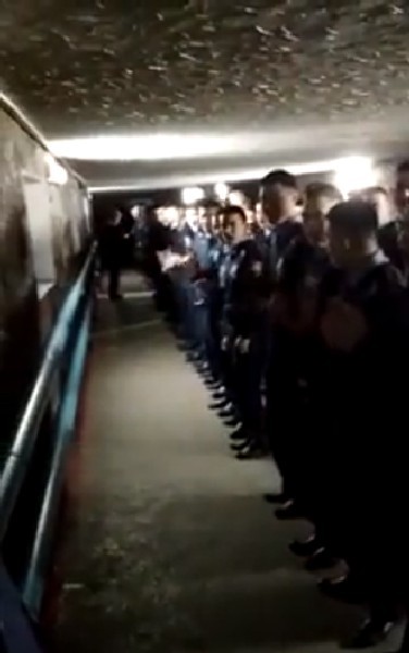 Видео запечатлело, как курсанты слушают наказ своего “пахана”.