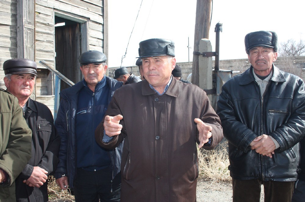 Малик Байгонов (в центре).