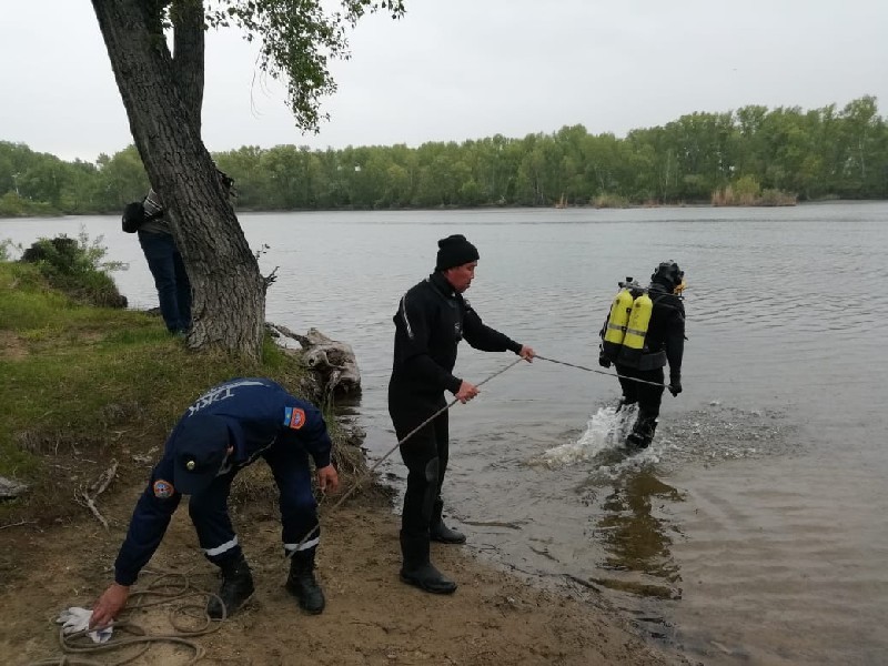 В Усть-Каменогорске водолазы позаботились о чистоте дна, но не везде.