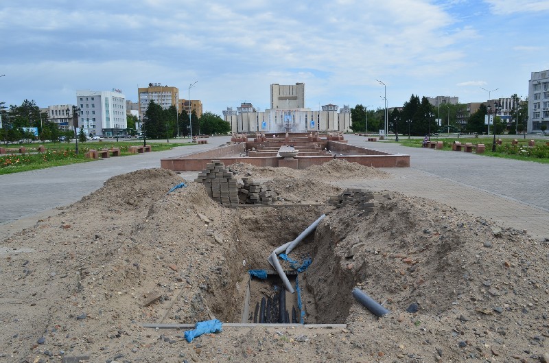 Разрытый фонтан на центральной площади...