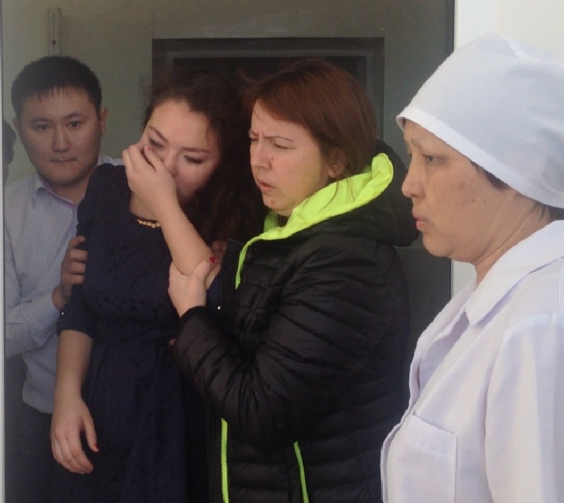 28 ноября 2014 г. Алину КУСМАНГАЛИЕВУ, как и многих других почувствовавших себя плохо учащихся березовской школы, медики выводят на свежий воздух.