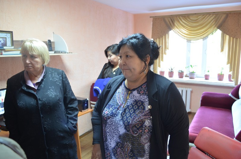 Комендант частного общежития Жанар ПШЕНБАЕВА (на верхнем снимке справа) утверждает: до порядка в ее вотчине еще ой как далеко гособщагам Семея.