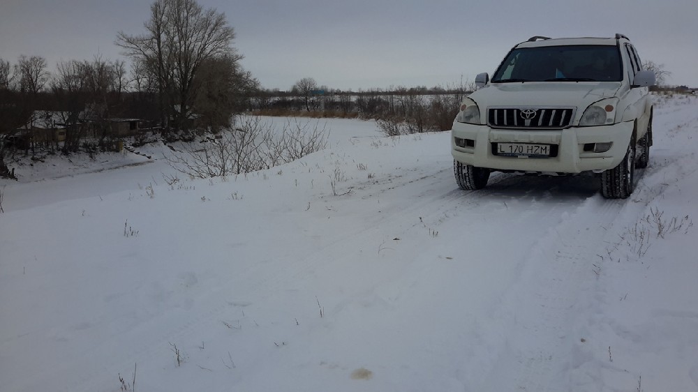 Сейчас в КХ “Уланова” можно добраться по этому обрыву или через замерзшую реку.