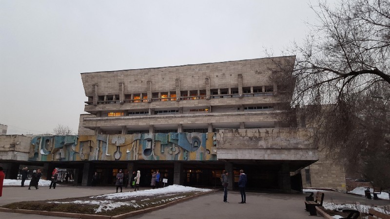 Бывший Дворец культуры АХБК и знаменитый жилой массив “Три богатыря”.