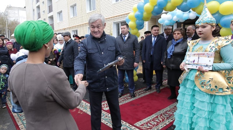 Бердыбек САПАРБАЕВ вручает ключи новоселам.