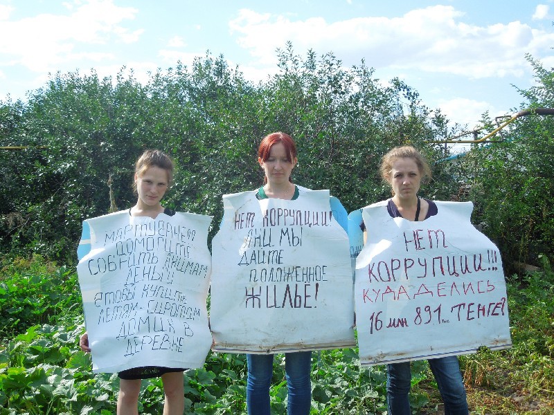 Надя ЮРЬЕВА (справа) и ее подруги к пикету готовы.