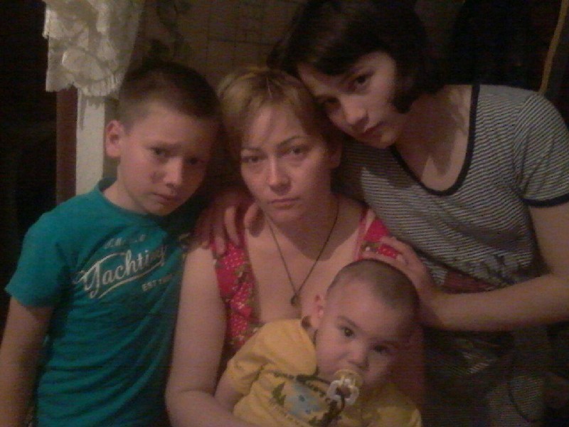 Марина МОРСКАЯ со своими детьми: 12-летней Сабриной, 9-летним Сергеем и годовалым Алиаскаром.