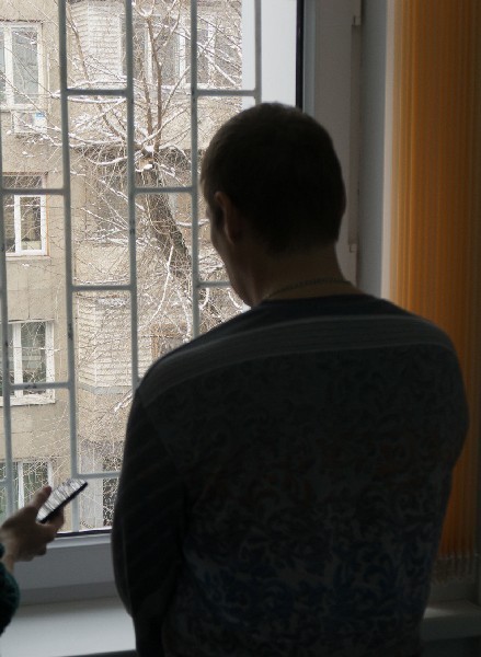 Алкоголики больше не прячут свои проблемы, но прячут свои лица.