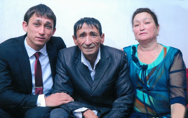 Последнее фото Бахрамбека СУЛТАНОВА с родителями.