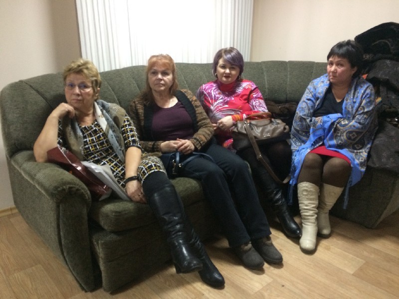 На снимке (слева направо): Надежда АНЦИФЕРОВА, Татьяна КЛИМЕНКО, Наталья КОНОНОВА, Батима УТЕГЕНОВА первыми из обманутых дольщиков решились рассказать о своей беде правоохранительным органам и газете “Время”.