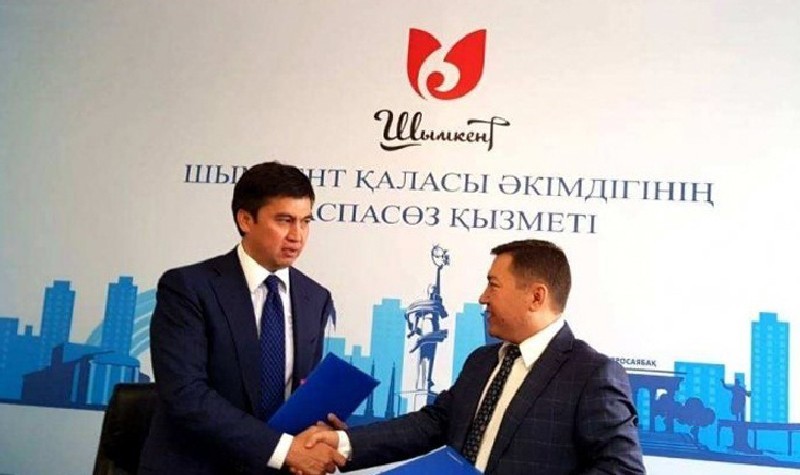 Подписание меморандума о сотрудничестве между акимом Шымкента Габидуллой Абдрахимовым (слева) и перевозчиками в августе 2017 г.