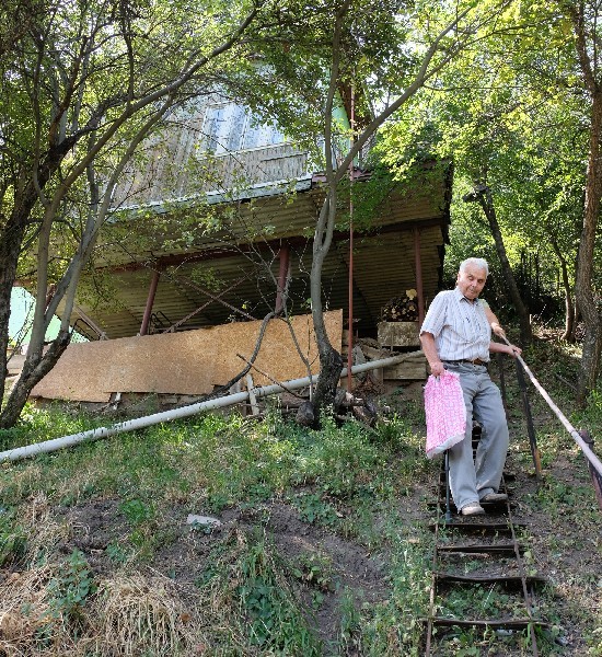 По этой лестнице Иван ТОКАРЕВ может спуститься к своему огороду и сразу к могилам.