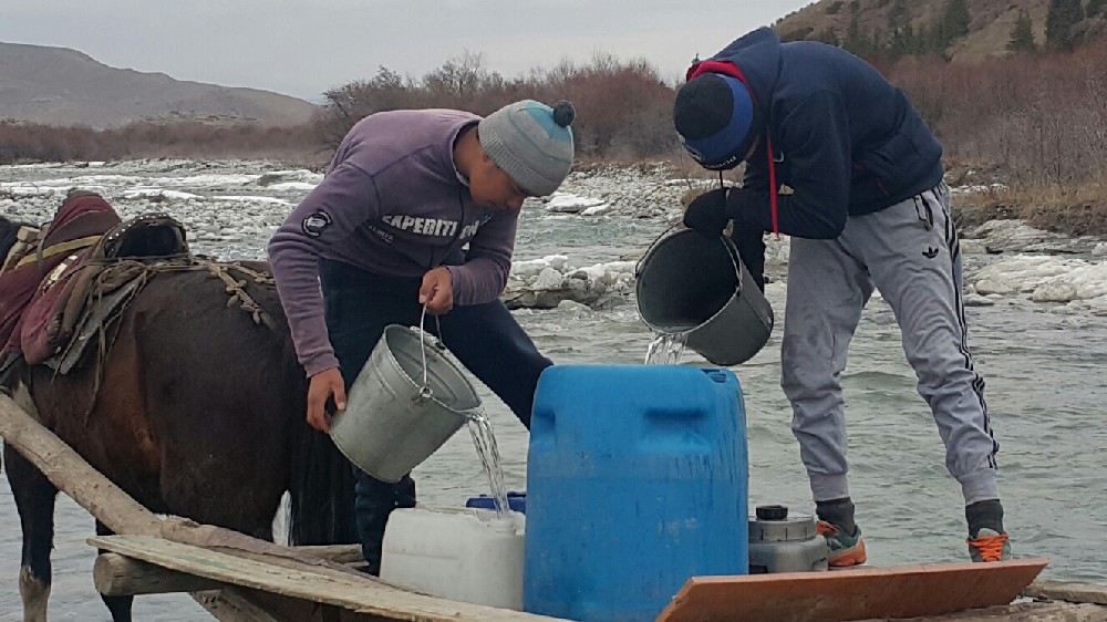 В таком виде бросили село подрядчики, и людям приходится набирать воду из реки.