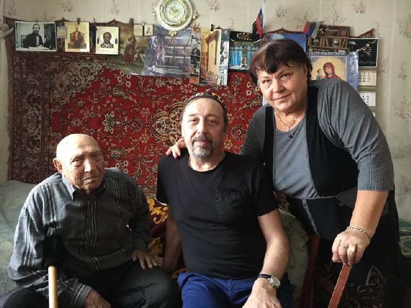 Николай КОЛЯДА с отцом Владимиром Алексеевичем и сестрой Верой в Пресногорьковке.