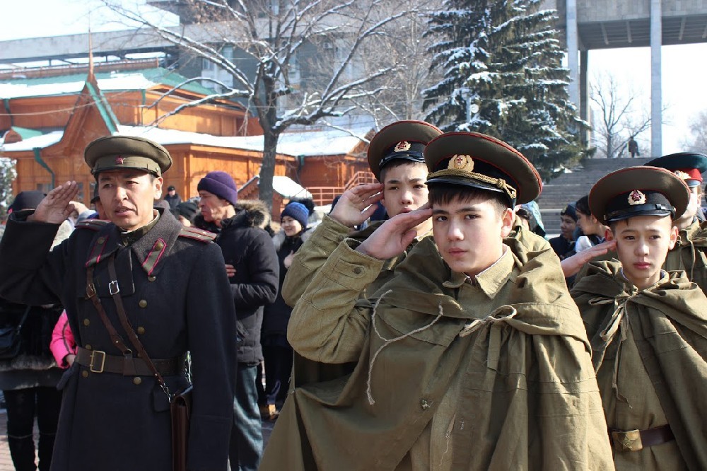 Фуражка и плащ-палатка - не самые лучшие защитники от холода.