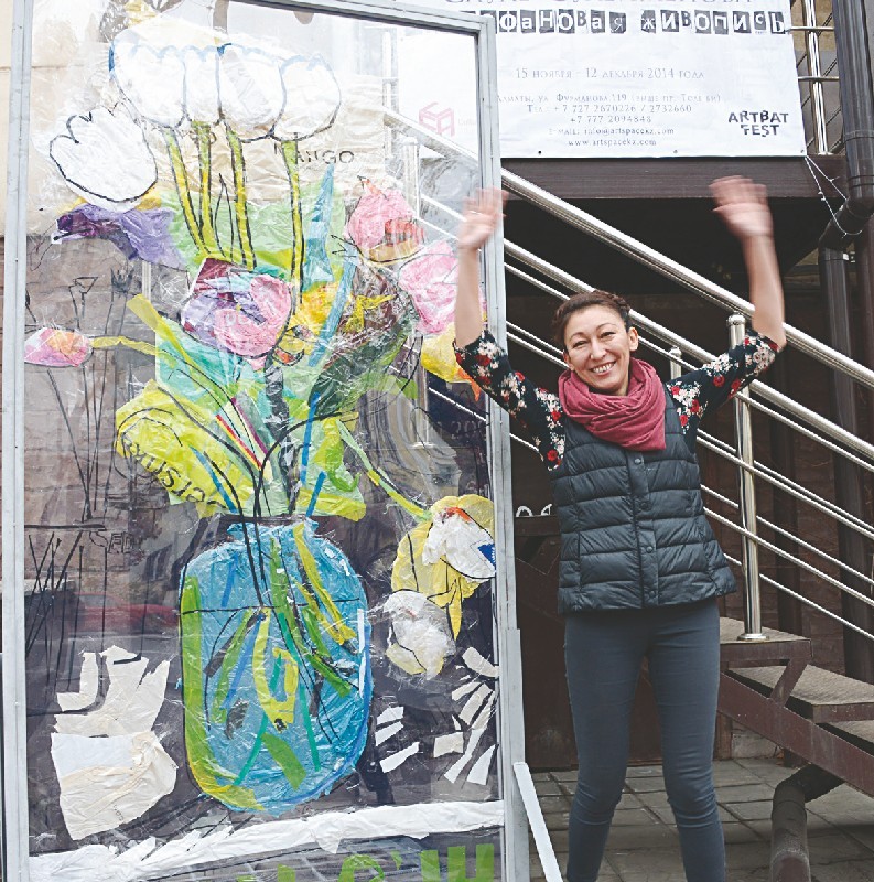 Сауле СУЛЕЙМЕНОВА с инсталляцией “Городские цветы”.