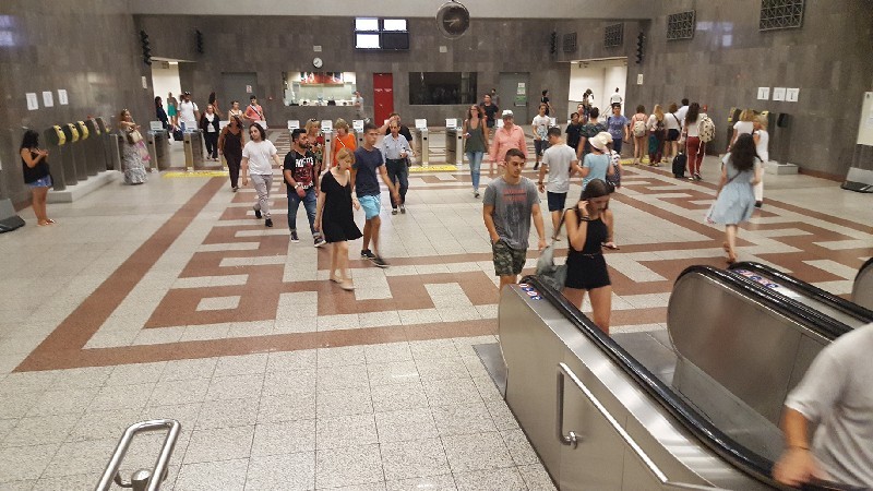 В афинском метро в отличие от алматинского разгул вседозволенности.
