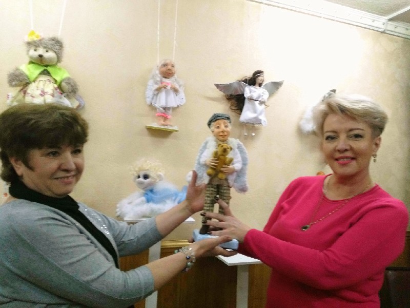 Екатерина КУРОЧКИНА передала своего ангела Кире УДАРЦЕВОЙ (слева).