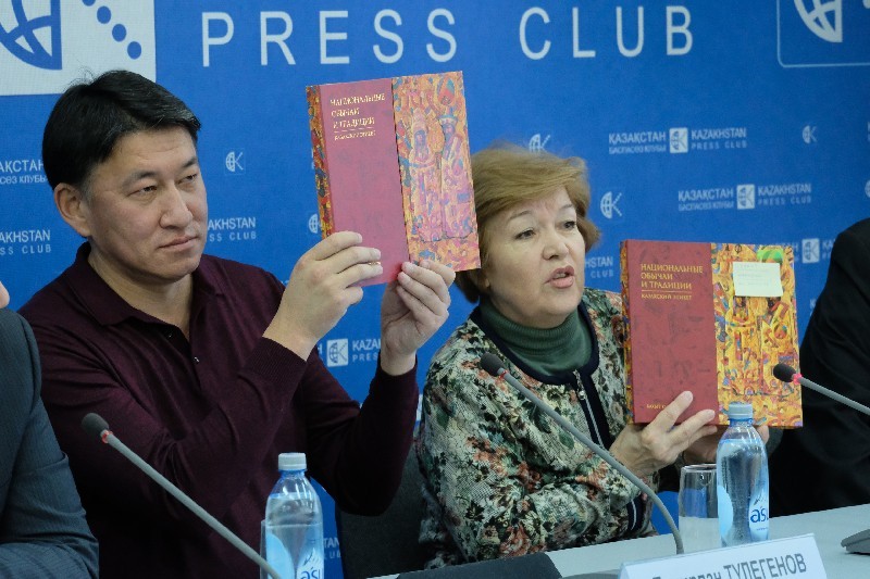 Темирлан ТУЛЕГЕНОВ и Нэлли БУБЕ: угадайте, где подлинник, а где его копия.