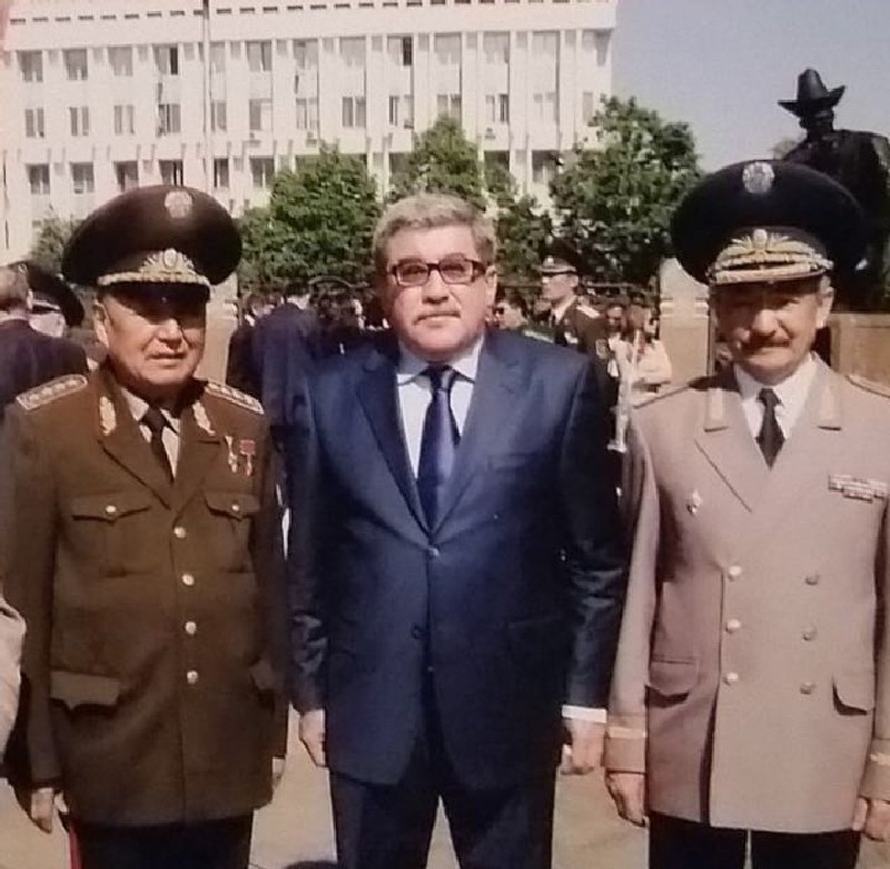 Гани КАСЫМОВ (в центре).