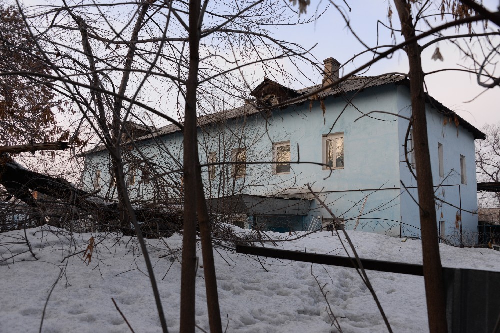 ...до неприметных построек районных филиалов.