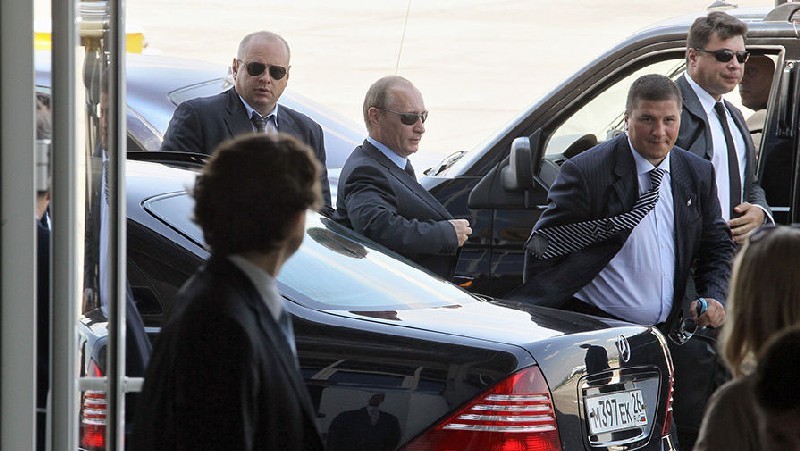По мнению некоторых экспертов, Владимир ПУТИН (второй слева) выстраивает новую внутреннюю вертикаль, очищая ее от угроз переворота.