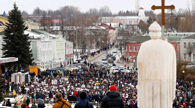 1 апреля 2018 года. Очередной митинг в подмосковном Волоколамске на площади около здания администрации против полигона отходов “Ядрово”.