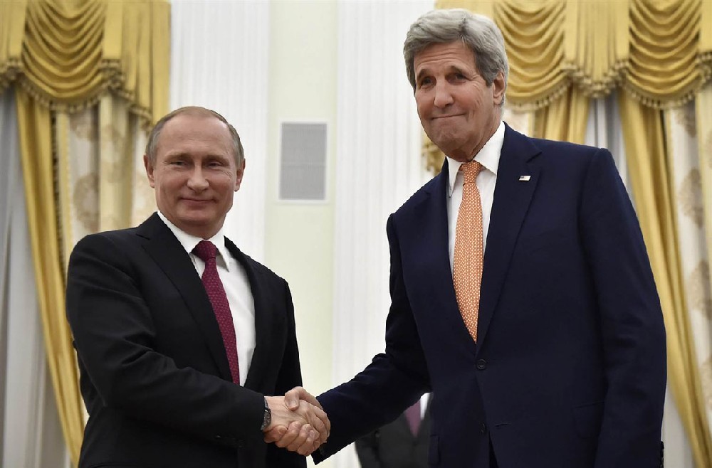 Владимир ПУТИН (слева) и Джон КЕРРИ договорились вернуть Надежду САВЧЕНКО на родину?