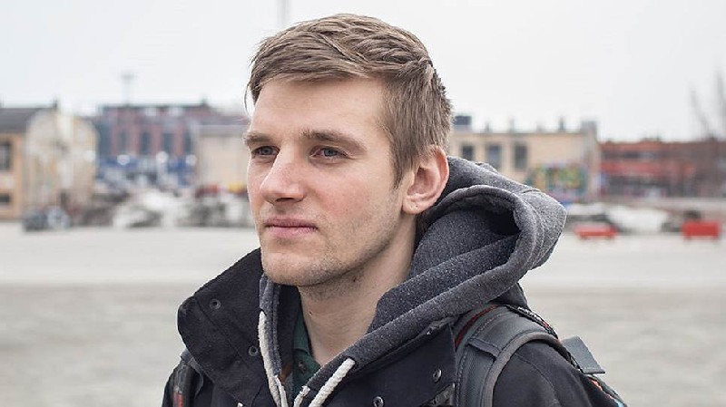 Житель Санкт-Петербурга Илья КАПУСТИН был похищен на улице людьми в масках, избит и после трехчасовых пыток c электрошокером в микроавтобусе доставлен в здание УФСБ.