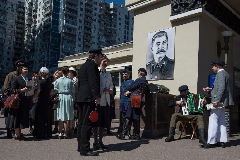 14 мая 2017 года. Участники исторической реконструкции дня открытия Московского метрополитена у вестибюля станции метро “Сокольники”.