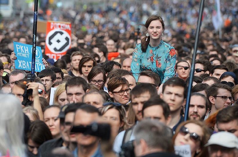 По данным организаторов митинга, в акции против блокировки мессенджера Telegram на проспекте Сахарова в Москве участвовали 12,3 тыс. человек.