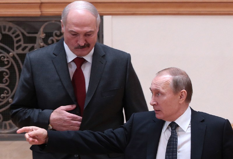 Александр ЛУКАШЕНКО (слева) и Владимир ПУТИНЫМ.