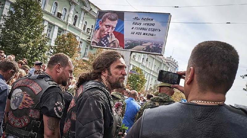 Лидер российского байкерского клуба “Ночные волки” Александр ЗАЛДОСТАНОВ по кличке Хирург (в центре)...