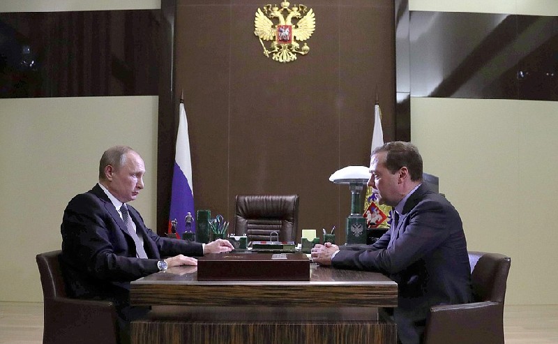 Дмитрий МЕДВЕДЕВ (справа) - Владимиру ПУТИНУ: радикальных решений не будет.