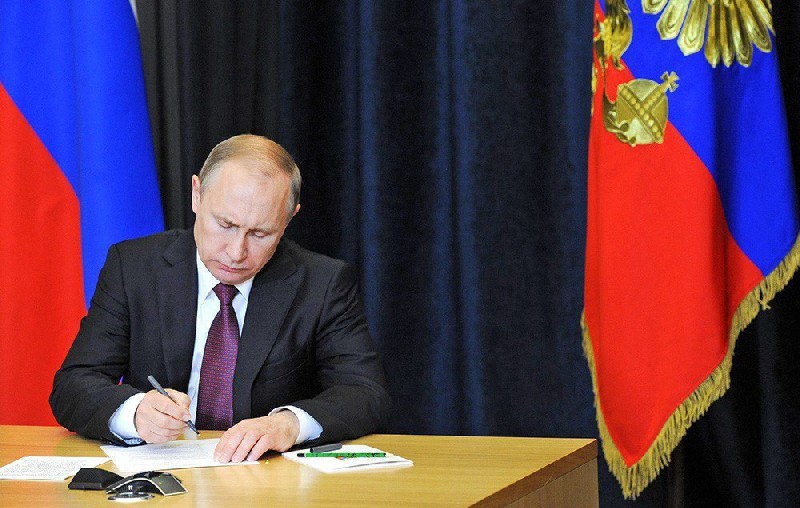 Президенту России Владимиру ПУТИНУ надо убедить...