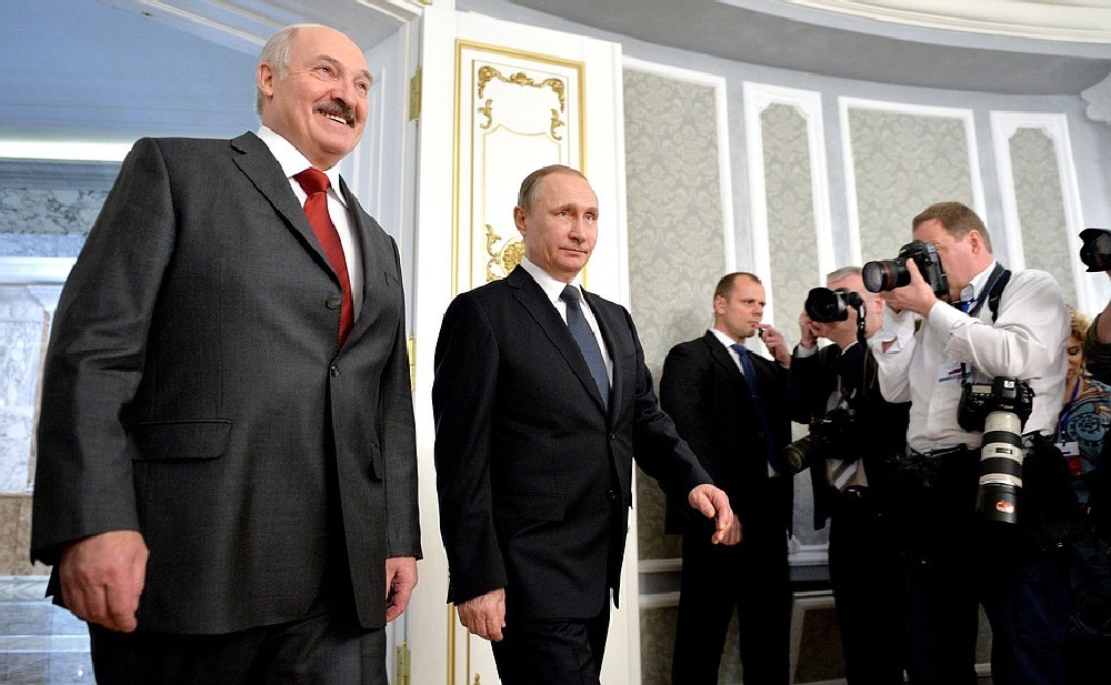 Александр ЛУКАШЕНКО (слева) - Владимиру ПУТИНУ: дело-то не в деньгах...