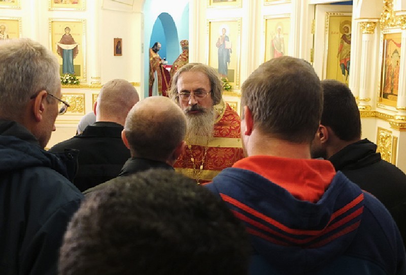 Отец Константин и подследственные перед исповедью.