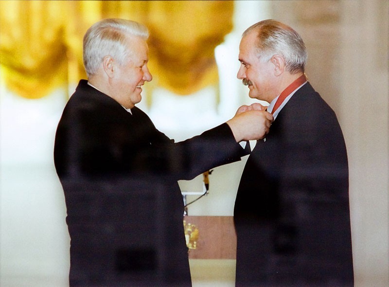 1995 год. Президент РФ Борис ЕЛЬЦИН (слева) награждает Никиту МИХАЛКОВА орденом “За заслуги перед Отечеством” III степени.